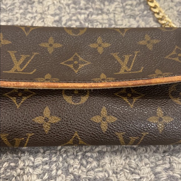 REAL Louis Vuitton Purse - Picture 4 of 8